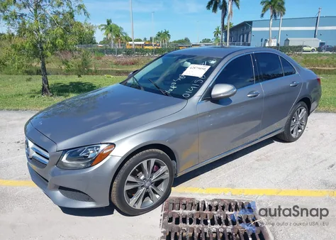 2015 Mercedes-Benz C 300 4Matic/Luxury 4Matic/Sport 4Matic z USA, uszkodzony, nr VIN 55SWF4KB4FU019156